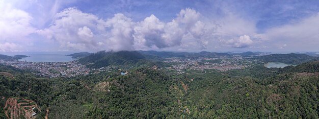 Panorama del paesaggio della città di Patong e del distretto di kathu Phuket Thailandia dalla fotocamera del drone Vista dall'alto Vista panoramica della natura del paesaggio dal colpo del drone