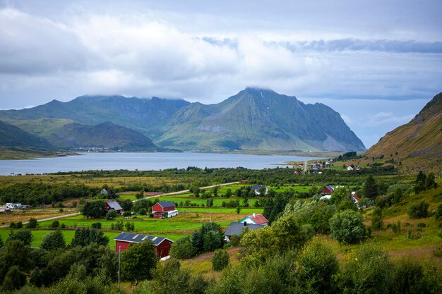 panorama del paesaggio delle isole lofoten, norvegia, piccole case colorate in riva al mare