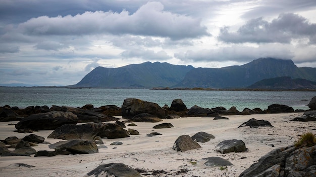 panorama del paesaggio delle isole lofoten, norvegia, piccole case colorate in riva al mare