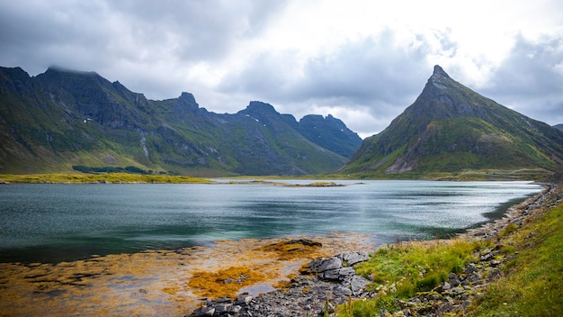 panorama del paesaggio delle isole lofoten, norvegia, piccole case colorate in riva al mare