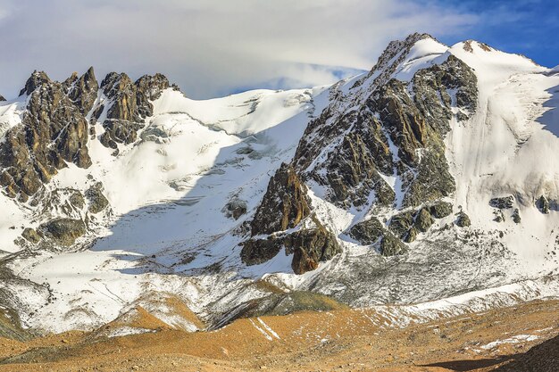 panorama del paesaggio di montagna con cime di montagna