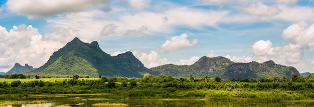 Panorama del paesaggio di montagna, vista la natura al sole in Thailandia