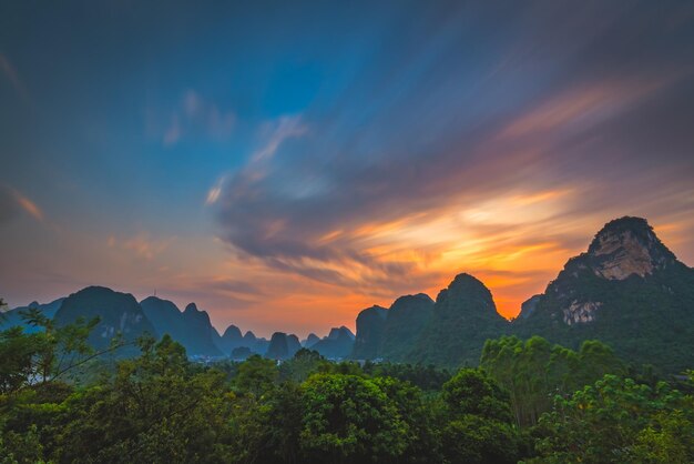 Panorama del paesaggio di Yangshuo al crepuscolo