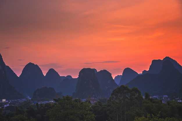 Panorama del paesaggio di Yangshuo al crepuscolo