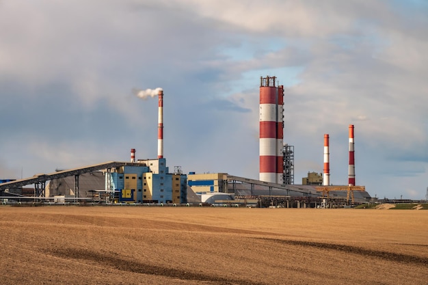 Panorama del paesaggio industriale inquinamento ambientale rifiuti della centrale termica Grandi tubi dell'impianto industriale dell'industria chimica