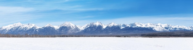 Panorama del paesaggio invernale con le montagne Sayan in Siberia nella soleggiata giornata invernale