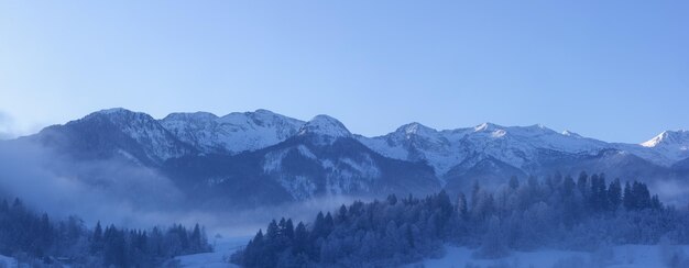 Panorama del paesaggio montano invernale nelle Alpi