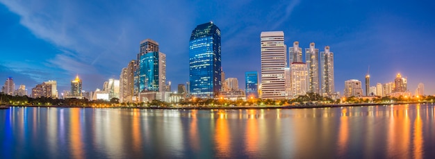 panorama del paesaggio urbano di Bangkok durante la notte