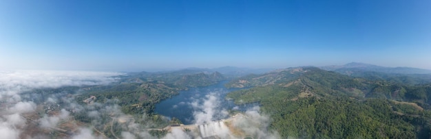 Panorama del paesaggio vista straordinaria Diga di Mae Suai o serbatoio in una valle e cielo blu a chiang rai Thailandia vista aerea dal drone per lo sfondo