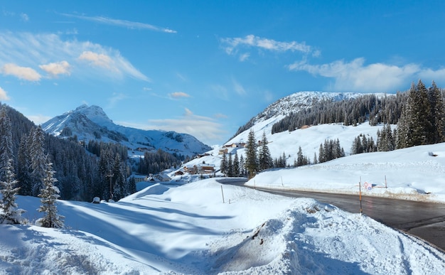 Panorama del paese di montagna invernale Austria