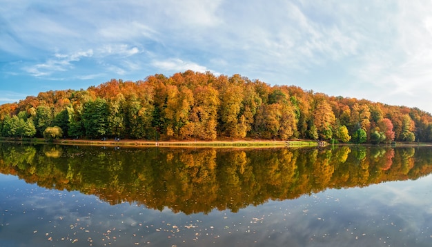 Panorama del parco d'autunno. Bellissimo paesaggio autunnale con alberi rossi in riva al lago. Tsaritsyno, Mosca.