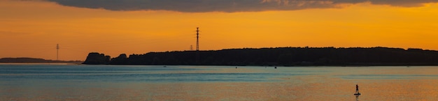 Panorama del tramonto celeste Paesaggio del potere del cielo e della natura Colori colorati e drammatici Gran bel cielo Copia spazio