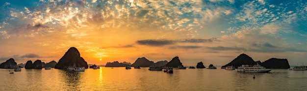 Panorama del tramonto nella baia di Halong, Vietnam