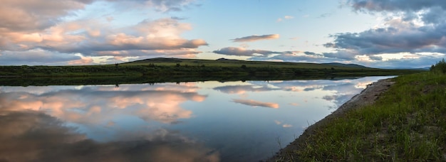 Panorama del tramonto sul fiume Nord