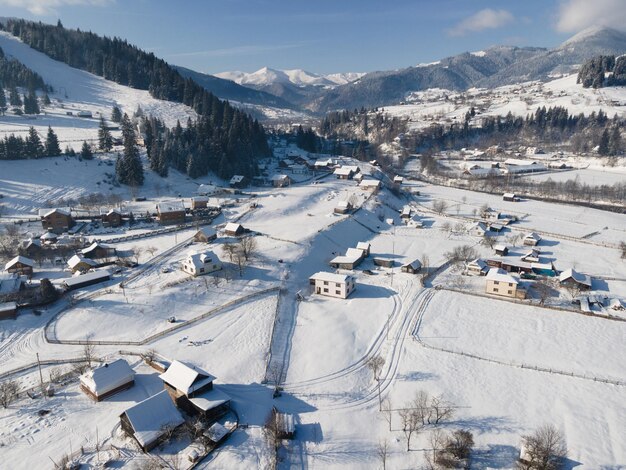 Panorama del villaggio nelle montagne invernali coperte di neve. Paesaggio invernale.