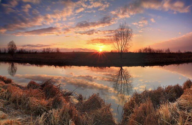 Panorama dell'alba sul fiume