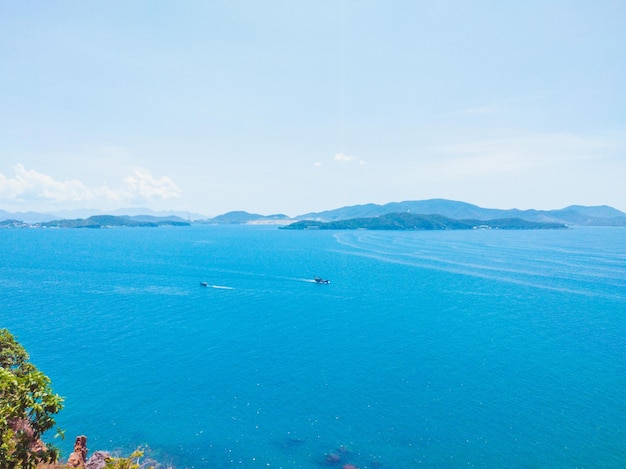 Panorama dell'oceano blu intenso con barca in un mare tropicale turchese sotto lo sfondo del cielo limpido Concetto di paradiso tropicale per le vacanze la fine della quarantena Isolamento Covid 19 inizio di nuovo della vita normale