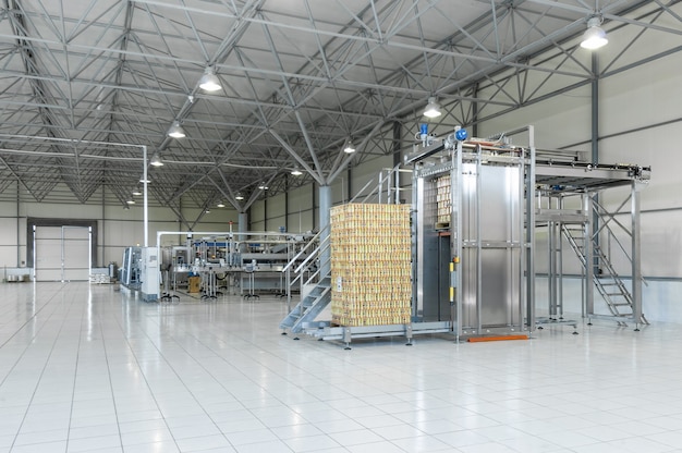 Panorama dell'officina per la produzione e l'imbottigliamento di bevande in lattine