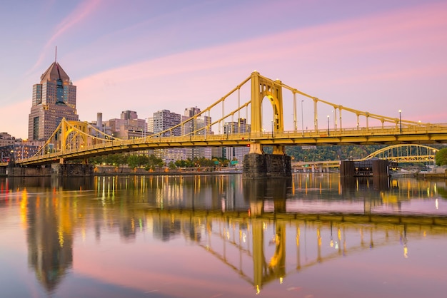 Panorama dell'orizzonte del centro di Pittsburgh al crepuscolo