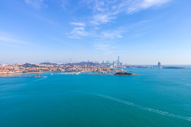 Panorama dell'orizzonte del paesaggio di architettura della città della baia di Qingdao di fotografia aerea