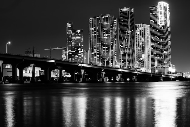 Panorama dell'orizzonte della città di Miami dopo il tramonto