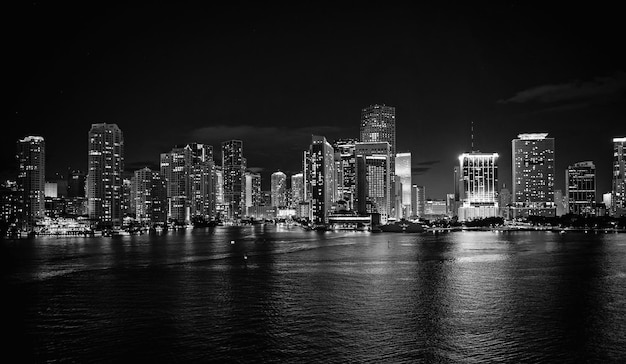 Panorama dell'orizzonte della città sul cielo notturno a Miami USA