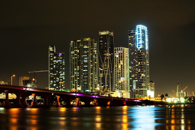 Panorama dell'orizzonte di Miami dopo il tramonto Notte della città di Miami