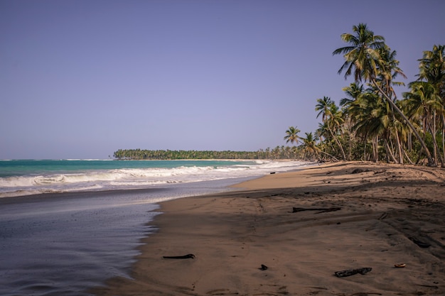 Panorama della bellissima e naturale spiaggia di Playa Limon nella Repubblica Dominicana