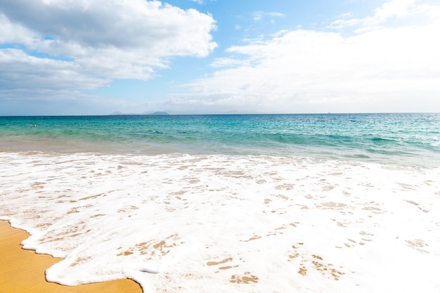 Panorama della bellissima spiaggia e mare tropicale di Lanzarote. Canarie