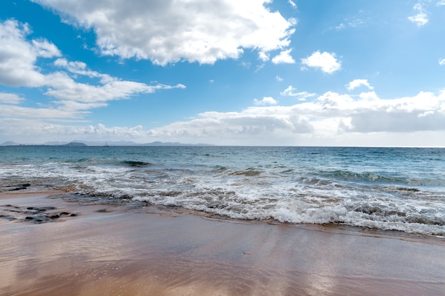 Panorama della bellissima spiaggia e mare tropicale di Lanzarote