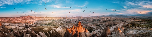 Panorama della Cappadocia con palloncini al tramonto