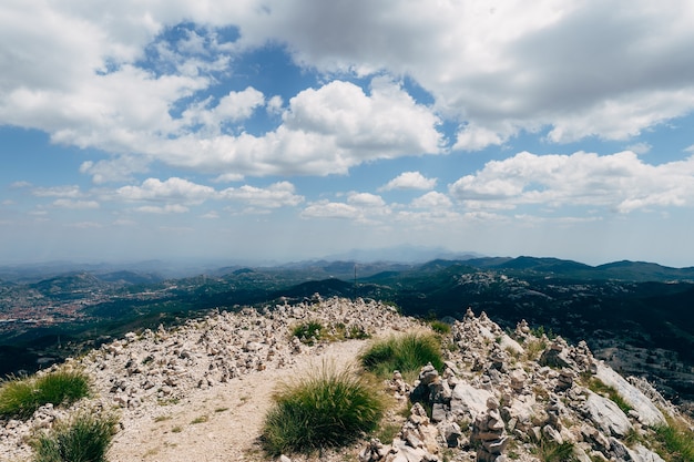 Panorama della catena montuosa dalla cima rocciosa del montenegro