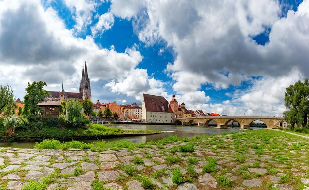 Panorama della cattedrale del ponte di pietra e della città vecchia di Regensburg, Baviera orientale, Germania