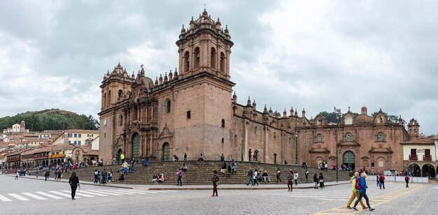 Panorama della cattedrale di Cusco e delle strade piene di turisti