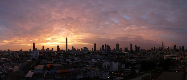 Panorama della città di Bangkok al tramonto