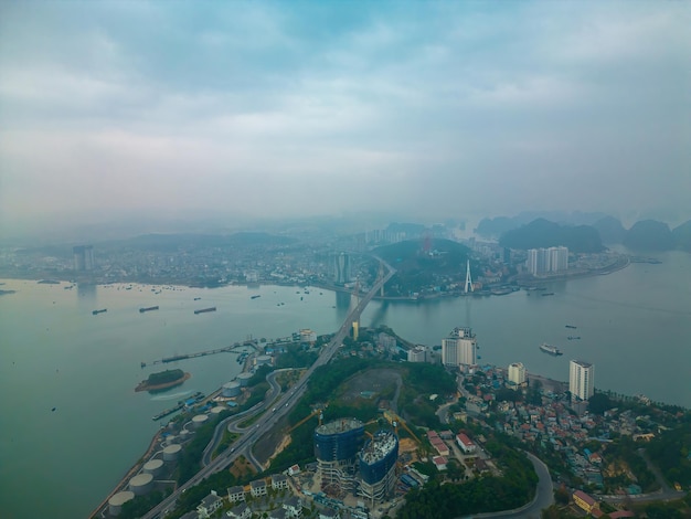 Panorama della città di Ha Long Vietnam con il parco Sun World Halong e il ponte Bai Chay vicino alla baia di Halong, patrimonio mondiale dell'UNESCO Vista dalla baia di Cua Luc alla baia di Ha Long