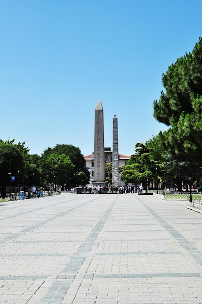 Panorama della città di Istanbul. Veduta dell'obelisco di Teodosio. 10 luglio 2021, Istanbul, Turchia.