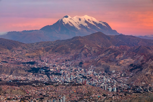 Panorama della città di La Paz con la montagna di Illimani sullo sfondo Bolivia