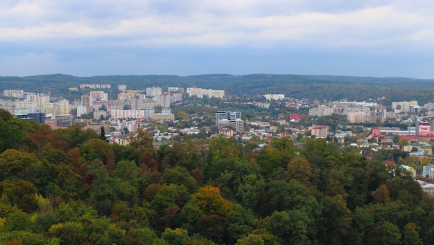 Panorama della città di Leopoli in estate