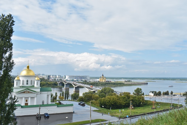 Panorama della città di Nizhny Novgorod con il bel tempo