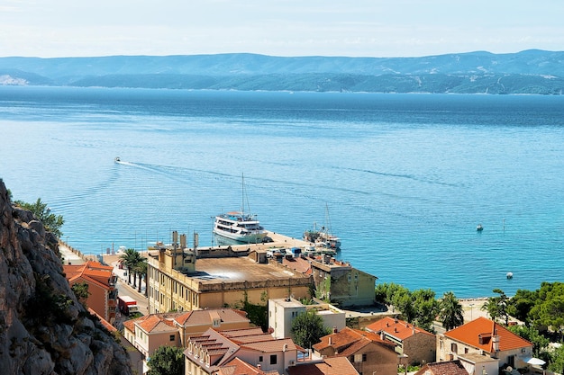 Panorama della città di Omis tra le colline e il fiume Cetina, Dalmazia, Croazia