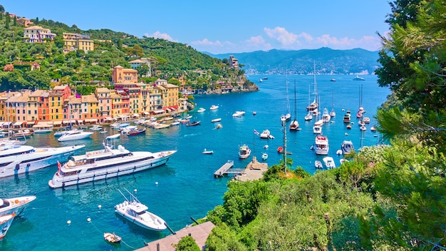 Panorama della città e del porto di Portofino con barche e yacht, riviera italiana, Liguria, Italia