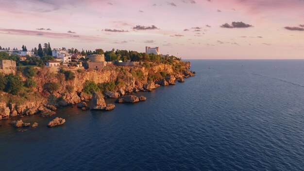 Panorama della città storica in riva al mare Vista aerea del drone Vecchio forte Monumento storico