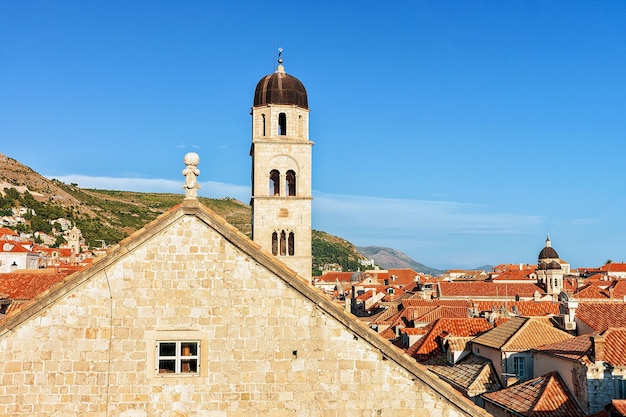 Panorama della città vecchia con il campanile della chiesa a Dubrovnik, Croazia