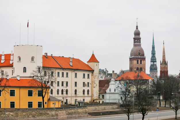 Panorama della città vecchia di Riga al tramonto sul fiume Daugava.