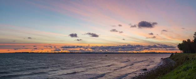 Panorama della costa pietrosa del Mar Baltico e dell'orizzonte della città di Tallinn