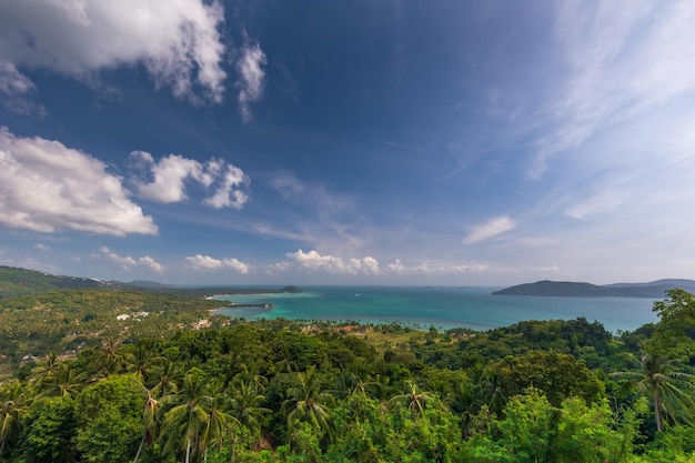 Panorama della costa tropicale fitta foresta pluviale spiaggia di sabbia bianca dall'alta collina Samui Thailandia