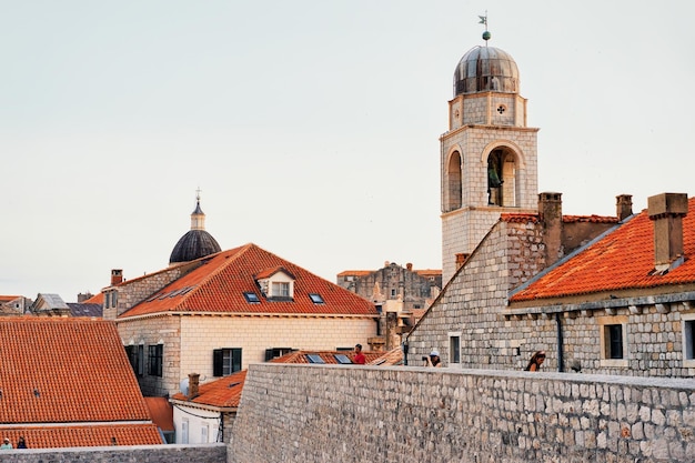 Panorama della cupola della chiesa di San Biagio e della città vecchia di Dubrovnik, Croazia. Persone sullo sfondo