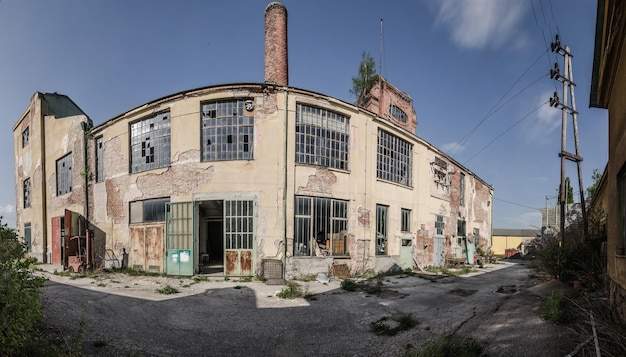 Panorama della fabbrica di piombo abbandonata