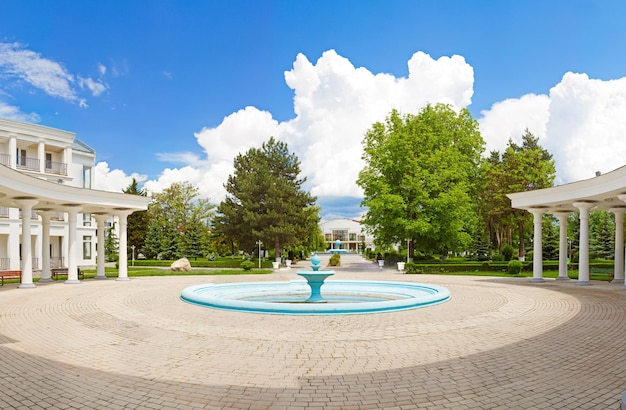 Panorama della fontana sulla piazza nel quartiere storico di Tbilisi Georgia